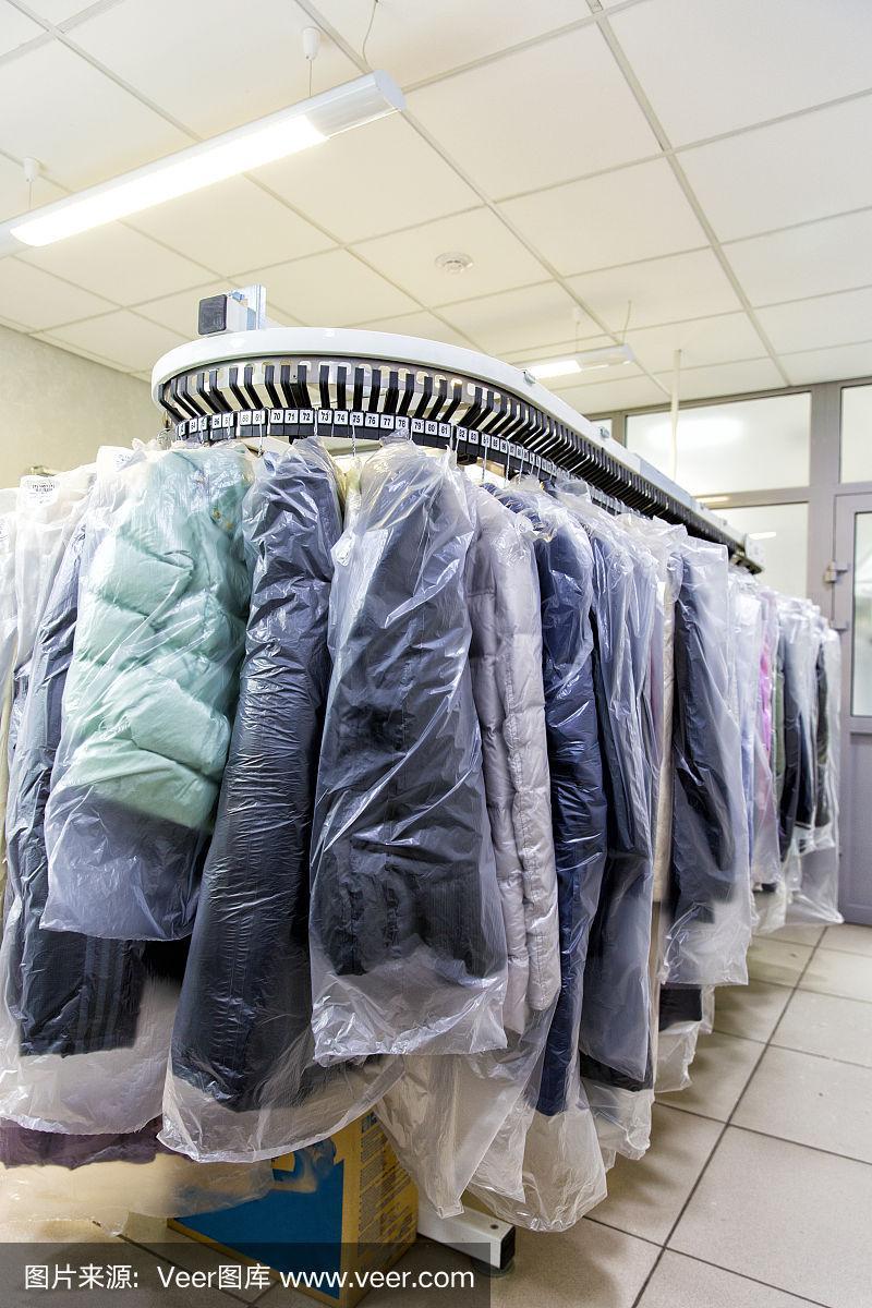 洁净重塑 一件干洗衣物的旅程与当代服饰护理哲学